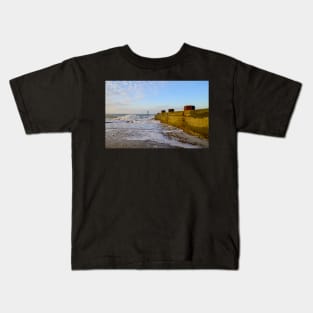 Wooden groynes on the sandy beach on the Norfolk coast Kids T-Shirt